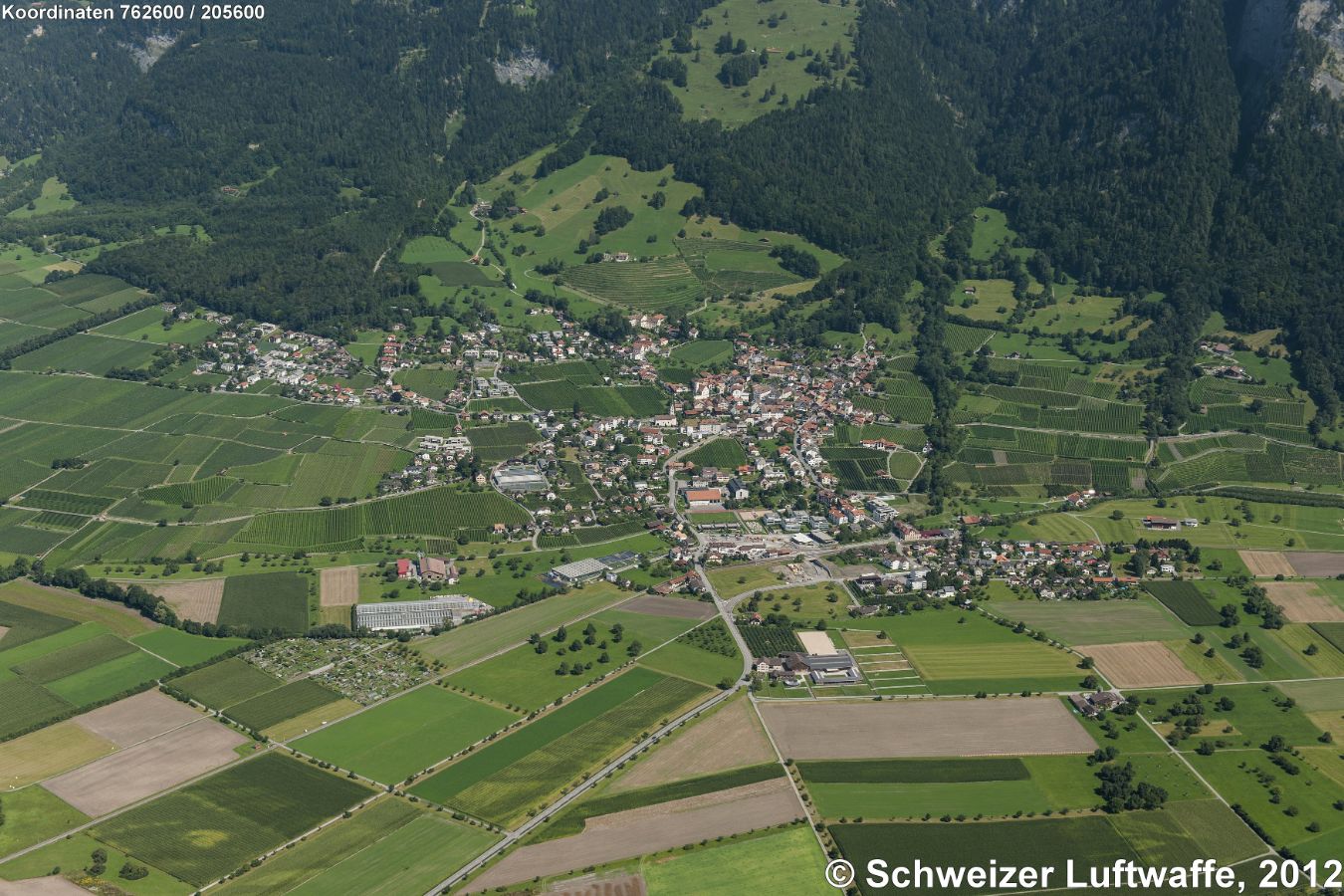 'Bündner Herrschaft': Malans. Neben Weinbau seit 2018 Walnussproduktion (Genossenschaft Walnusskompetenzzentrum)